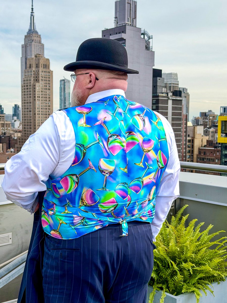 TheBigSartorial's tweet photo. “Did you always wear a suit or did you adopt it as you got older?”
”Well, it all began when they thought I was crying due to colic only to find I was actually just demanding pinstripe swaddling…”
#Gentleman #suitedup  #wiwt #bigandtall https://t.co/NPNbSFa98B