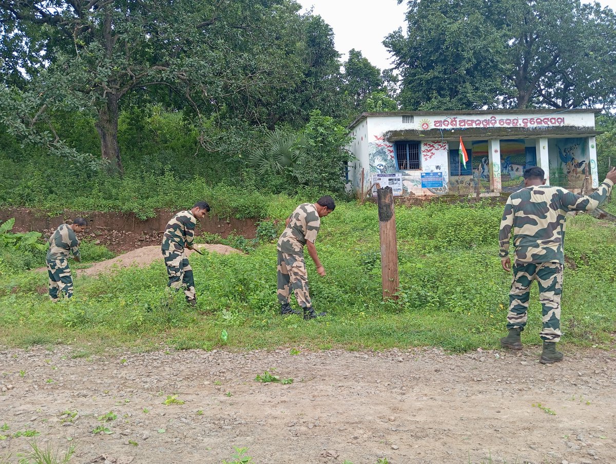 BSFODISHA's tweet photo. 🇮🇳 COB Kolampada,116 Bn BSF organized Swachhata Diwas Cleanliness Drive at Kuletpada Vill &amp; School. 24 BSF personnel &amp; large number of villagers participated in Swacchata programme voluntarily.The prog focussed on hygiene, sanitation &amp; cleanliness of surroundings
#BSF
#BSFOdisha https://t.co/R2BYph2iXN