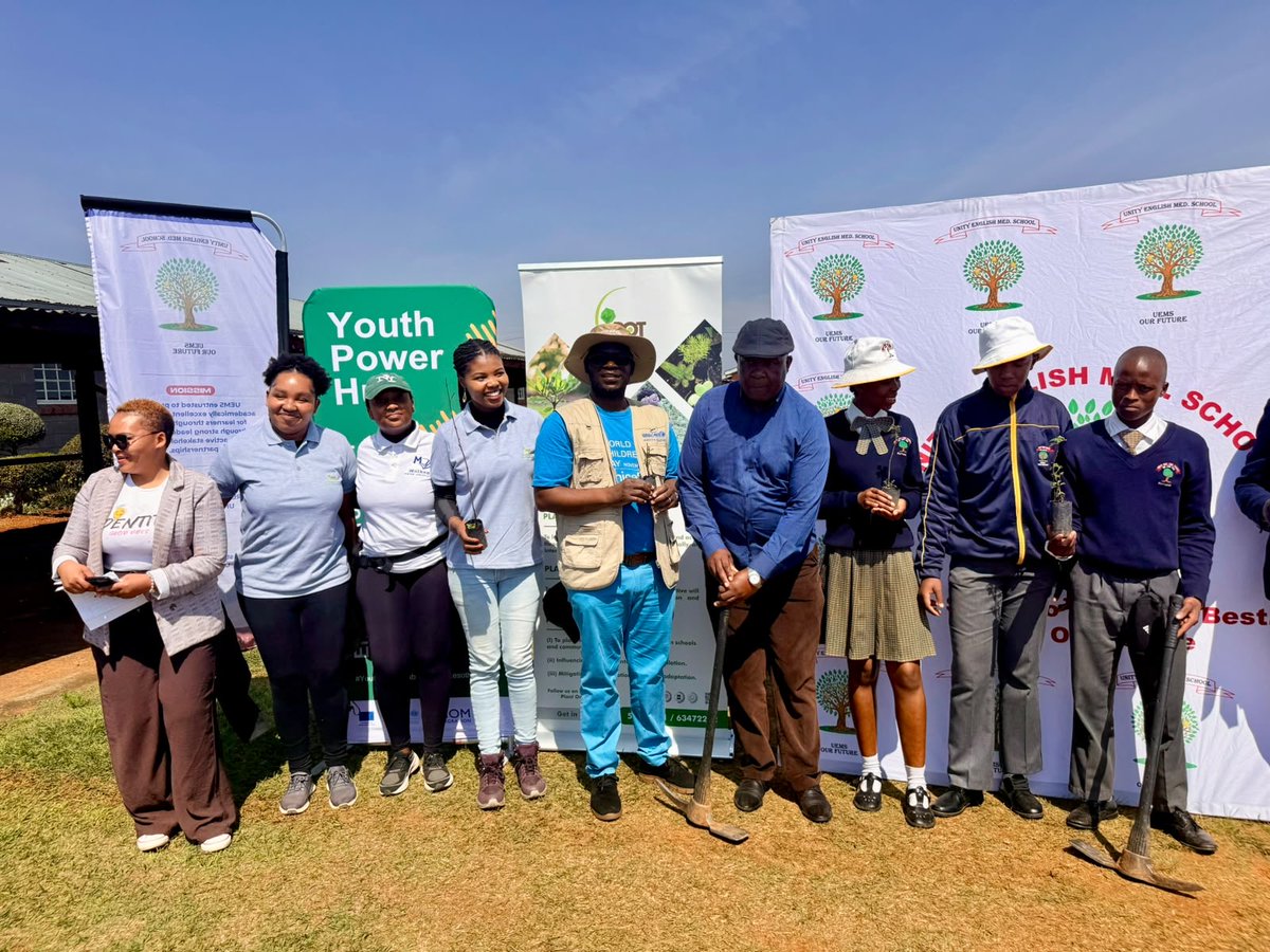 UnicefLesotho's tweet photo. Young people are taking climate action, #onetree at a time,and we’re proud to stand with them.
UNICEF Representative a.i @BobMuchabaiwa joined Plant One Tree and the Unity English Medium School community to plant trees and support their work towards a greener,more resilient 🇱🇸 https://t.co/GwM7SotPCD