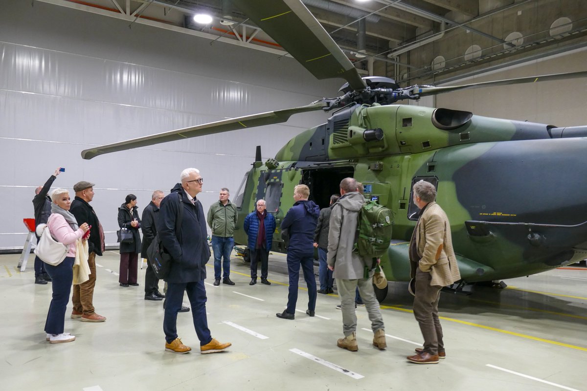 UtinJR's tweet photo. Suomen ja Viron 🇫🇮🇪🇪 puolustusvaliokunnat kokoontuivat Utin jääkärirykmenttiin ajankohtaisten asioiden äärelle perjantaina 25. syyskuuta. Teemoina muiden muassa droonit, ilmatorjunta ja jalkaväkimiinat.
#Puolustusvoimat #Maavoimat #UTJR #FINSOF https://t.co/VBmBBLevZt