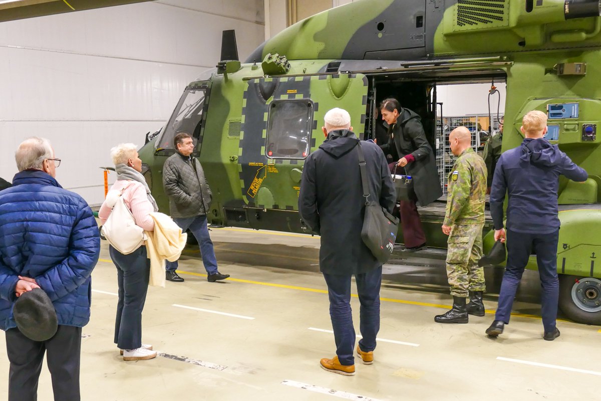 UtinJR's tweet photo. Suomen ja Viron 🇫🇮🇪🇪 puolustusvaliokunnat kokoontuivat Utin jääkärirykmenttiin ajankohtaisten asioiden äärelle perjantaina 25. syyskuuta. Teemoina muiden muassa droonit, ilmatorjunta ja jalkaväkimiinat.
#Puolustusvoimat #Maavoimat #UTJR #FINSOF https://t.co/VBmBBLevZt