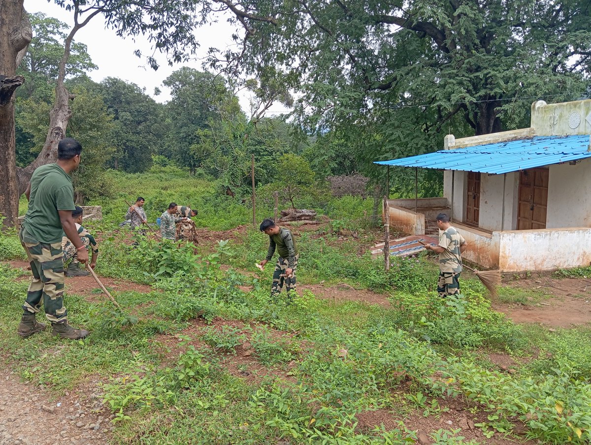 BSFODISHA's tweet photo. 🇮🇳 COB Kolampada,116 Bn BSF organized Swachhata Diwas Cleanliness Drive at Kuletpada Vill &amp; School. 24 BSF personnel &amp; large number of villagers participated in Swacchata programme voluntarily.The prog focussed on hygiene, sanitation &amp; cleanliness of surroundings
#BSF
#BSFOdisha https://t.co/R2BYph2iXN