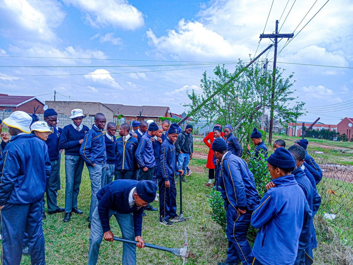 UnicefLesotho's tweet photo. Young people are taking climate action, #onetree at a time,and we’re proud to stand with them.
UNICEF Representative a.i @BobMuchabaiwa joined Plant One Tree and the Unity English Medium School community to plant trees and support their work towards a greener,more resilient 🇱🇸 https://t.co/GwM7SotPCD