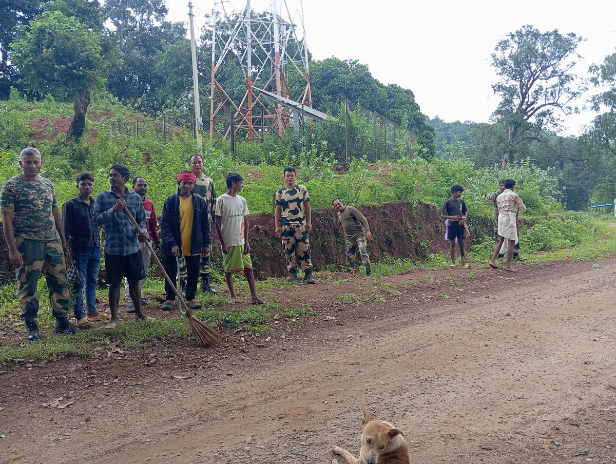 BSFODISHA's tweet photo. 🇮🇳 COB Kolampada,116 Bn BSF organized Swachhata Diwas Cleanliness Drive at Kuletpada Vill &amp; School. 24 BSF personnel &amp; large number of villagers participated in Swacchata programme voluntarily.The prog focussed on hygiene, sanitation &amp; cleanliness of surroundings
#BSF
#BSFOdisha https://t.co/R2BYph2iXN