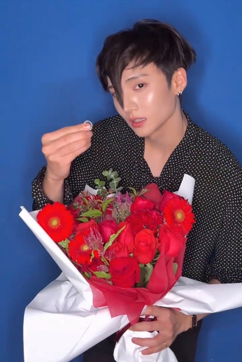 aebywon's tweet photo. 🦁: adek sejujurnya abg udh lama suka sama adek, ayo kita pacaran🌹
🥀: adek juga suka abang, kita langsung nikah aja sekaran abg!
🦁: ayok dek pasangin cincinnya ke abg skrg juga!

(Dan akhirnya mereka menikah🤗) https://t.co/eMvK7gHdMQ