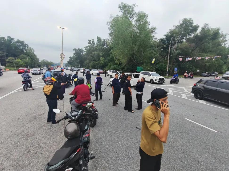 SinarOnline's tweet photo. Anggota tentera maut kemalangan ketika pulang selepas hadiri qiamulail

Mangsa yang merupakan anggota Batalion Kedua Rejimen Renjer Diraja disahkan meninggal dunia ketika menerima rawatan di hospital. https://t.co/tpr4a675ru