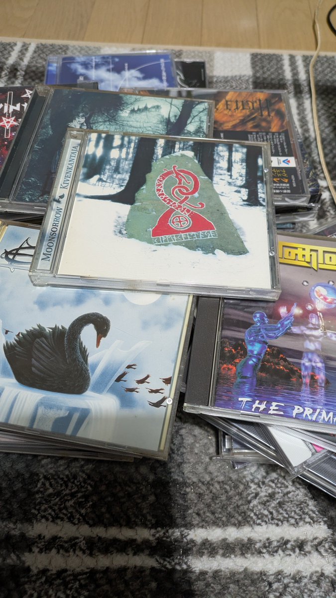 metalbaka_com's tweet photo. 性懲りもなく自宅から持てるだけのCDとレコを持ってきて聴いとるが、MOONSORROWなんて2002年なんね。今の10代の人が聴いたら古臭く感じるのかな?自分らがその頃の20年以上前のものなんて古臭くて聴いてられなかったもんな。時代が違いすぎるからそんな事はないんだろうけどw https://t.co/N9zTY0xgKt