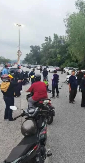 SinarOnline's tweet photo. Anggota tentera maut kemalangan ketika pulang selepas hadiri qiamulail

Mangsa yang merupakan anggota Batalion Kedua Rejimen Renjer Diraja disahkan meninggal dunia ketika menerima rawatan di hospital. https://t.co/tpr4a675ru