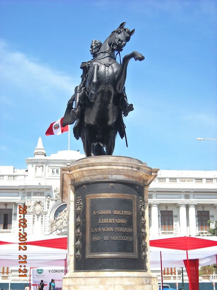 Miguelon1924's tweet photo. El día que retiren esta estatua de Simon Bolivar será un gran día para el Perú, un cambio, un avance en actitud 360.

Simon Bolivar, un cagon más de la historia del Perú. https://t.co/LlyKoZWnlE