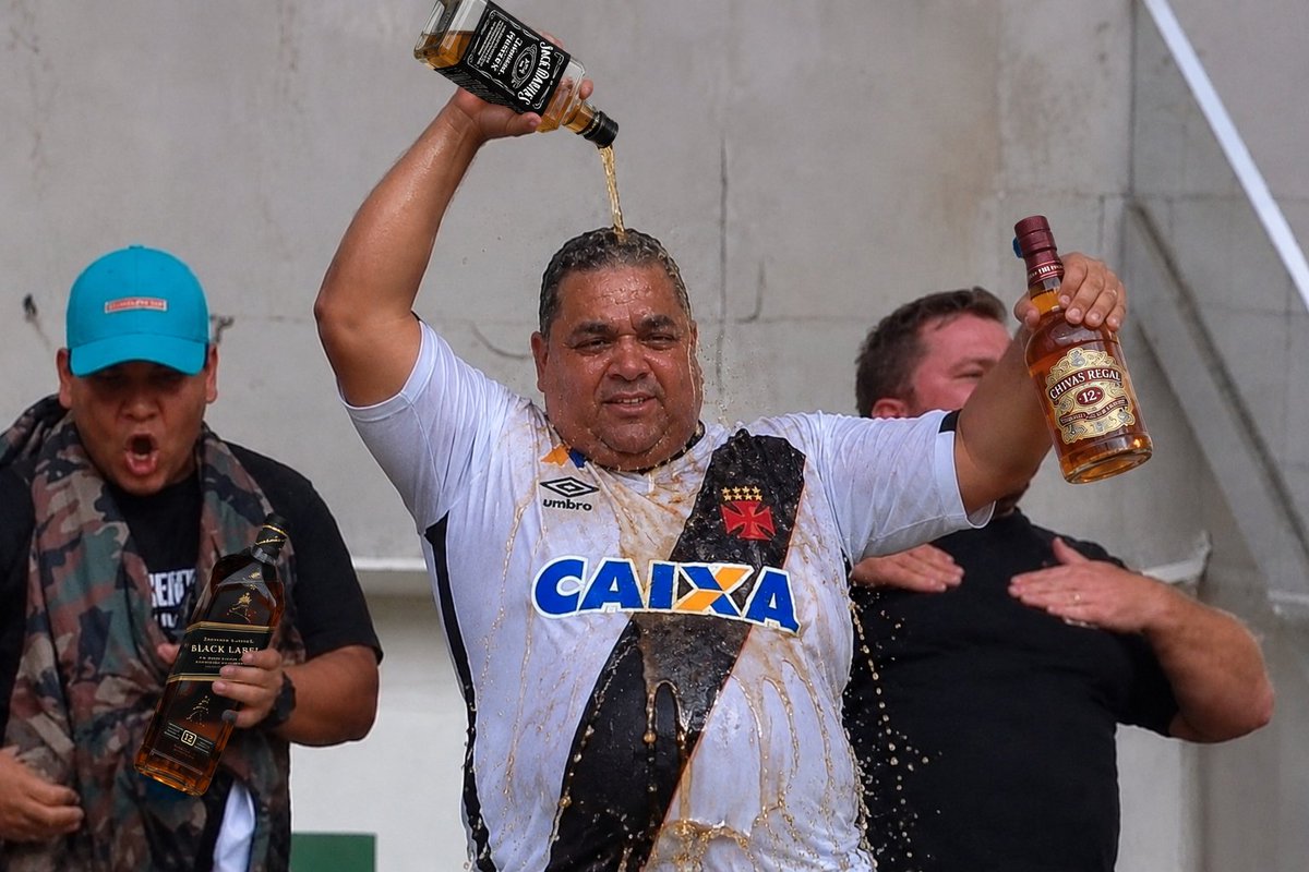 Lecanissmo's tweet photo. Eu chegando em São Januário no próximo jogo achando que eu também fiquei milionário. https://t.co/ZitzK3juZ6