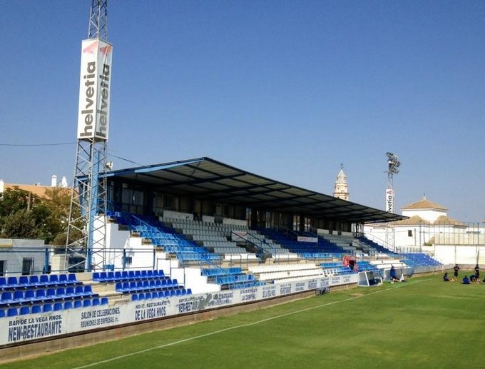 MrAsubio's tweet photo. 👏🏻 EJEMPLO del Écija Balompié.

💰 Un menosprecio de un aficionado al árbitro durante el primer partido de la temporada en el Municipal San Pablo le supondrá al club una SANCIÓN ECONÓMICA.

🚫 El club anuncia que, si el árbitro detiene el partido por insultos o menosprecios, identificarán al aficionado responsable:

❌ Será expulsado del estadio.

🚷 No podrá volver a entrar durante el resto de la temporada.

🗣️ «Las personas mayores tenemos que dar ejemplo hacia nuestros niños y no podemos consentir este tipo de comportamientos».

👏🏻 Medidas así ayudan a combatir los insultos desde la grada y a recordar que el respeto al árbitro también es responsabilidad del aficionado y de los clubes.