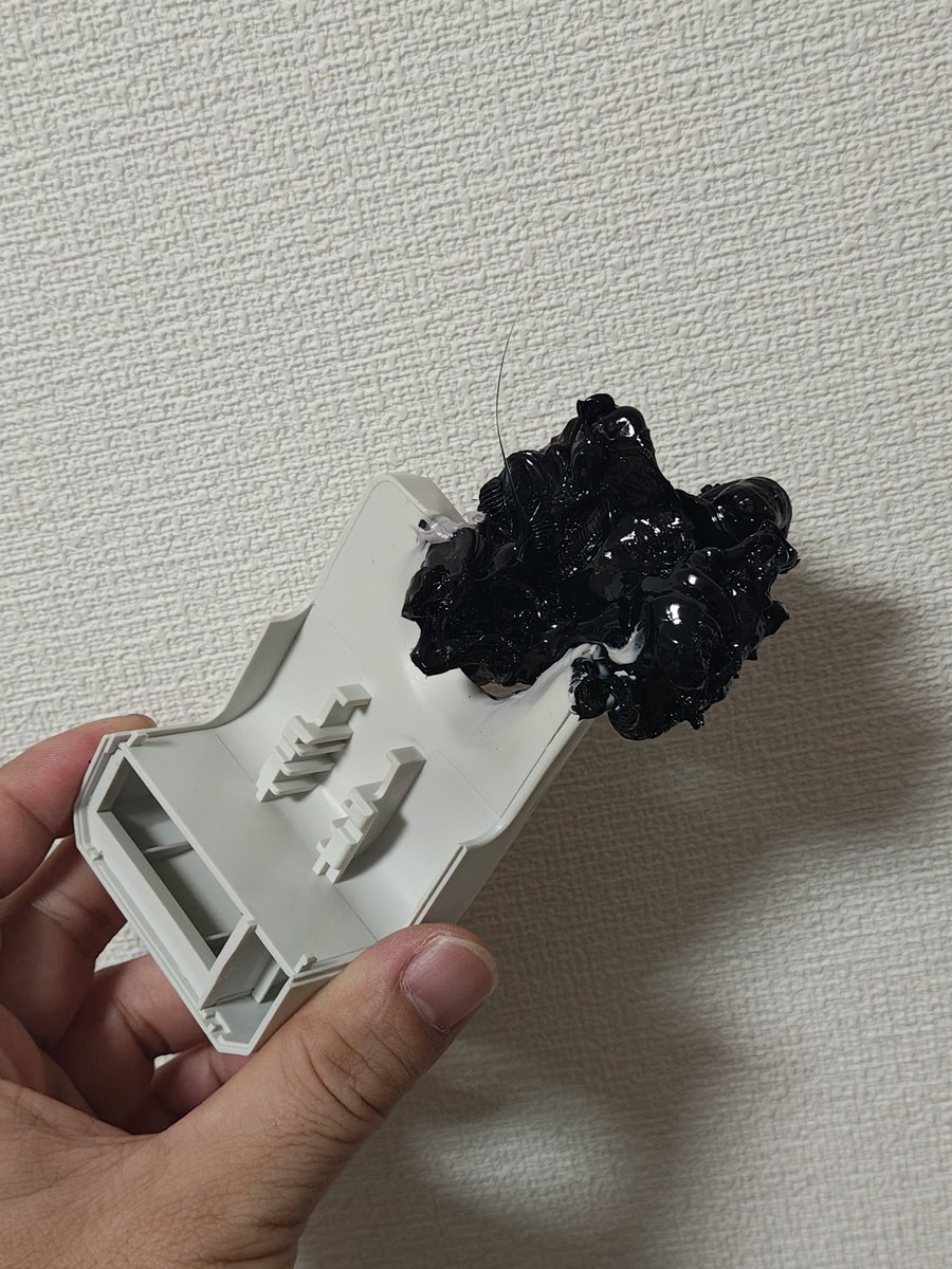 battle_pichon's tweet photo. 3Dプリンターはかんたんです！😆

って！

くぅぅぅ！

追い込みの週末にまたこれ！（３ヶ月ぶり４回目…。）

#SnapmakerU1 さんは、フィラメントの吐出口とクーリングファンの吹き出し口のクリアランスが非常に狭いので定着に見するとこれ…。

まぁ常に予備パーツを３つ持ってるので即復活ですがｗ https://t.co/Io2aqnsPBq