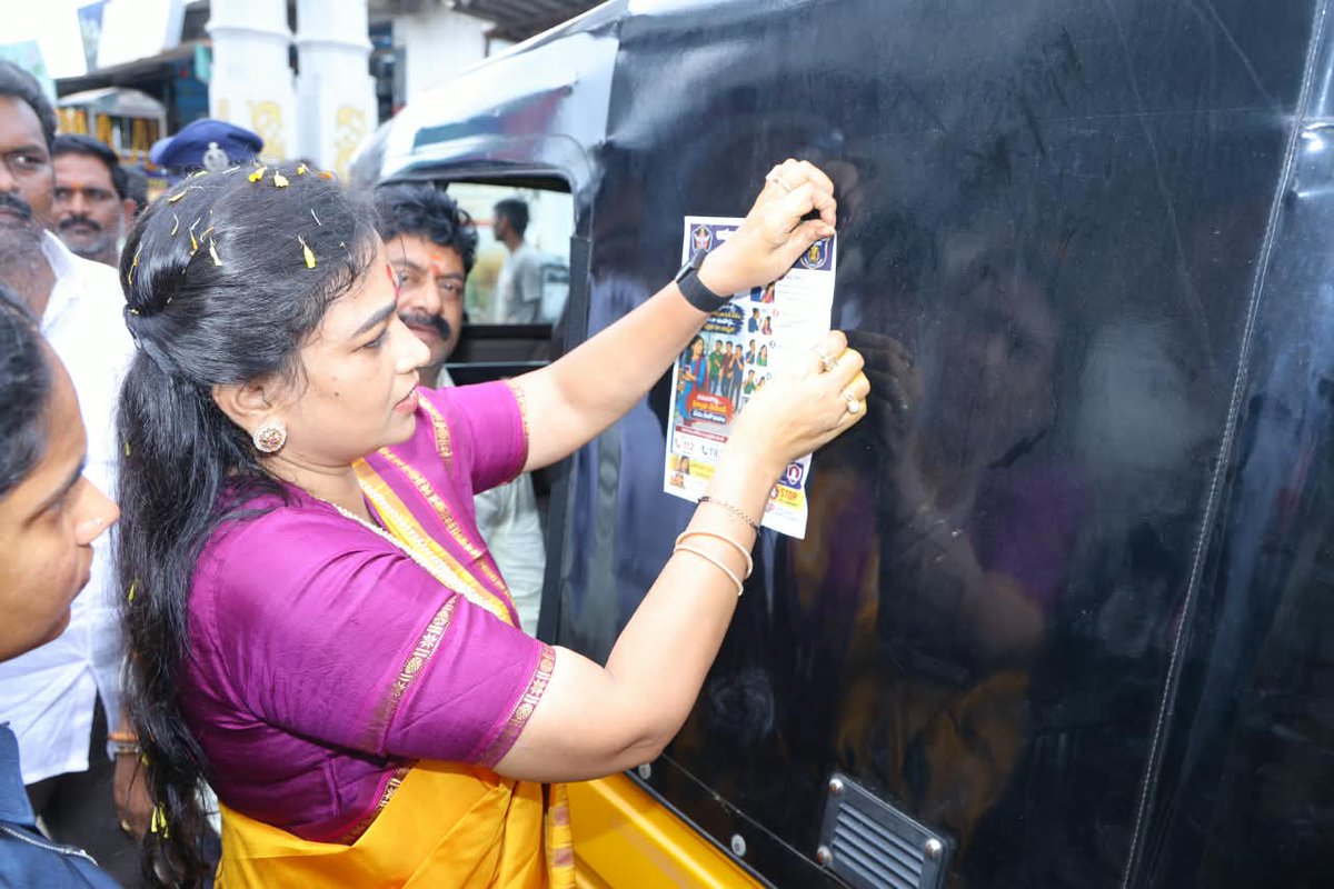 Anitha_TDP's tweet photo. మహిళా భద్రతకు మరింత భరోసా! 

రాజయ్యపేట, నక్కపల్లి ప్రాంతాల్లో ‘అభయ’ మహిళా భద్రత కార్యక్రమంపై ఆటో డ్రైవర్లకు అవగాహన కల్పించాను. ఆటోలు, ఆర్టీసీ బస్సులకు ‘అభయ’ స్టిక్కర్లను స్వయంగా అంటించి, బస్సుల్లో ప్రయాణిస్తున్న మహిళలతో మాట్లాడి భద్రతా చర్యలను వివరించాను.

మహిళలు ఎక్కడికి వెళ్లినా పూర్తి భద్రతతో, నిర్భయంగా ప్రయాణించాలన్నదే మా ప్రభుత్వ లక్ష్యం. మహిళల రక్షణ విషయంలో ఎన్డీఏ ప్రభుత్వం రాజీ లేని చర్యలు కొనసాగిస్తుంది.

#ChandraBabuNaidu #HomeMinister #VangalapudiAnitha #TDP #AndhraPradesh