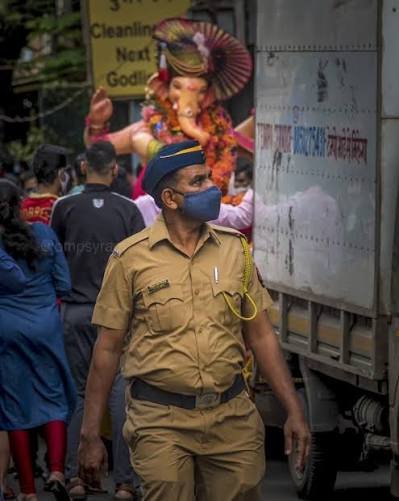 AkanchaS's tweet photo. Massive thanks to @MumbaiPolice for their relentless challenging job of managing Ganesh Puja days with such calm and efficiency. They have home, families, festivals too but they are on duty keeping us safe. Big salute! ❤️ @CPMumbaiPolice https://t.co/nKLAZ2s3Mg