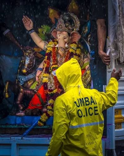 AkanchaS's tweet photo. Massive thanks to @MumbaiPolice for their relentless challenging job of managing Ganesh Puja days with such calm and efficiency. They have home, families, festivals too but they are on duty keeping us safe. Big salute! ❤️ @CPMumbaiPolice https://t.co/nKLAZ2s3Mg