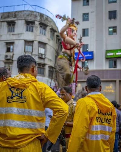 AkanchaS's tweet photo. Massive thanks to @MumbaiPolice for their relentless challenging job of managing Ganesh Puja days with such calm and efficiency. They have home, families, festivals too but they are on duty keeping us safe. Big salute! ❤️ @CPMumbaiPolice https://t.co/nKLAZ2s3Mg