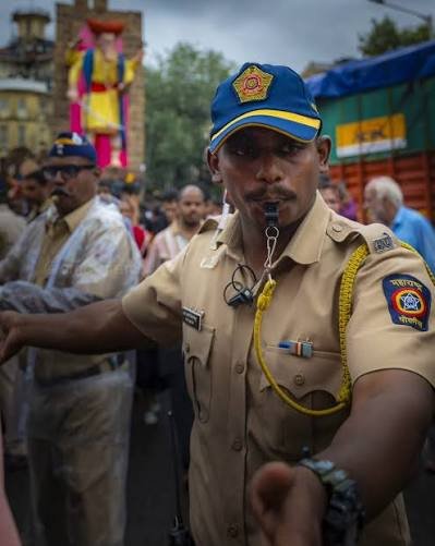 AkanchaS's tweet photo. Massive thanks to @MumbaiPolice for their relentless challenging job of managing Ganesh Puja days with such calm and efficiency. They have home, families, festivals too but they are on duty keeping us safe. Big salute! ❤️ @CPMumbaiPolice https://t.co/nKLAZ2s3Mg