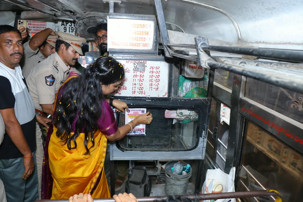 Anitha_TDP's tweet photo. మహిళా భద్రతకు మరింత భరోసా! 

రాజయ్యపేట, నక్కపల్లి ప్రాంతాల్లో ‘అభయ’ మహిళా భద్రత కార్యక్రమంపై ఆటో డ్రైవర్లకు అవగాహన కల్పించాను. ఆటోలు, ఆర్టీసీ బస్సులకు ‘అభయ’ స్టిక్కర్లను స్వయంగా అంటించి, బస్సుల్లో ప్రయాణిస్తున్న మహిళలతో మాట్లాడి భద్రతా చర్యలను వివరించాను.

మహిళలు ఎక్కడికి వెళ్లినా పూర్తి భద్రతతో, నిర్భయంగా ప్రయాణించాలన్నదే మా ప్రభుత్వ లక్ష్యం. మహిళల రక్షణ విషయంలో ఎన్డీఏ ప్రభుత్వం రాజీ లేని చర్యలు కొనసాగిస్తుంది.

#ChandraBabuNaidu #HomeMinister #VangalapudiAnitha #TDP #AndhraPradesh