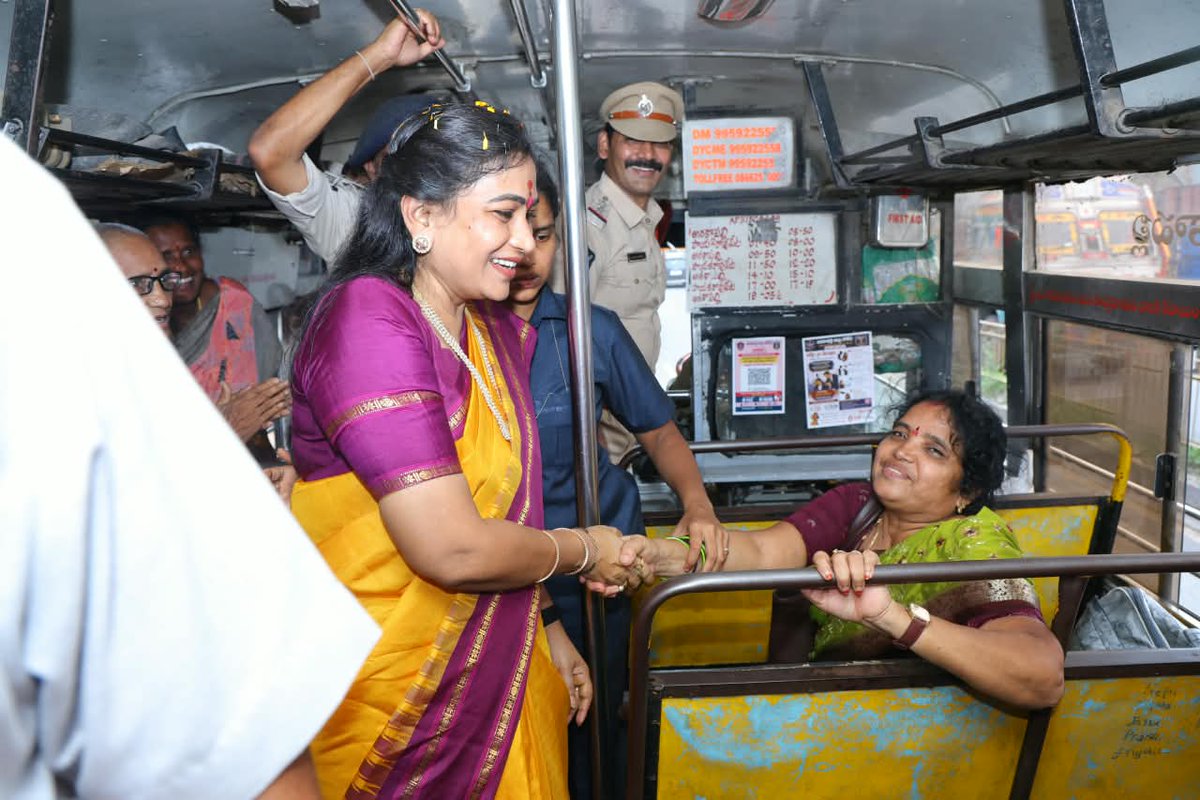 Anitha_TDP's tweet photo. మహిళా భద్రతకు మరింత భరోసా! 

రాజయ్యపేట, నక్కపల్లి ప్రాంతాల్లో ‘అభయ’ మహిళా భద్రత కార్యక్రమంపై ఆటో డ్రైవర్లకు అవగాహన కల్పించాను. ఆటోలు, ఆర్టీసీ బస్సులకు ‘అభయ’ స్టిక్కర్లను స్వయంగా అంటించి, బస్సుల్లో ప్రయాణిస్తున్న మహిళలతో మాట్లాడి భద్రతా చర్యలను వివరించాను.

మహిళలు ఎక్కడికి వెళ్లినా పూర్తి భద్రతతో, నిర్భయంగా ప్రయాణించాలన్నదే మా ప్రభుత్వ లక్ష్యం. మహిళల రక్షణ విషయంలో ఎన్డీఏ ప్రభుత్వం రాజీ లేని చర్యలు కొనసాగిస్తుంది.

#ChandraBabuNaidu #HomeMinister #VangalapudiAnitha #TDP #AndhraPradesh