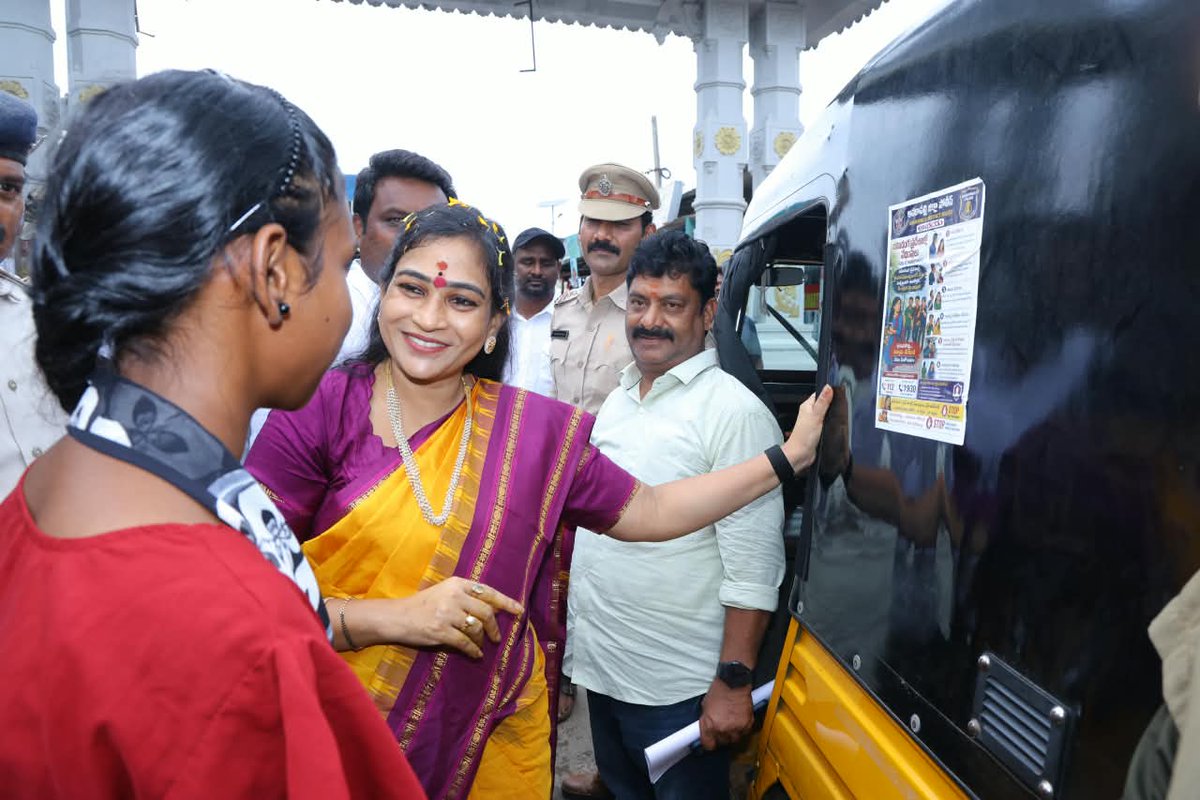 Anitha_TDP's tweet photo. మహిళా భద్రతకు మరింత భరోసా! 

రాజయ్యపేట, నక్కపల్లి ప్రాంతాల్లో ‘అభయ’ మహిళా భద్రత కార్యక్రమంపై ఆటో డ్రైవర్లకు అవగాహన కల్పించాను. ఆటోలు, ఆర్టీసీ బస్సులకు ‘అభయ’ స్టిక్కర్లను స్వయంగా అంటించి, బస్సుల్లో ప్రయాణిస్తున్న మహిళలతో మాట్లాడి భద్రతా చర్యలను వివరించాను.

మహిళలు ఎక్కడికి వెళ్లినా పూర్తి భద్రతతో, నిర్భయంగా ప్రయాణించాలన్నదే మా ప్రభుత్వ లక్ష్యం. మహిళల రక్షణ విషయంలో ఎన్డీఏ ప్రభుత్వం రాజీ లేని చర్యలు కొనసాగిస్తుంది.

#ChandraBabuNaidu #HomeMinister #VangalapudiAnitha #TDP #AndhraPradesh