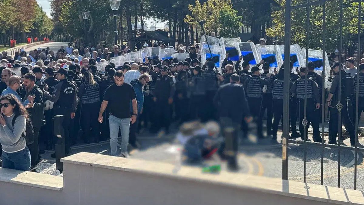 HamdiCelikbas's tweet photo. 🚨 Ankara'da emekliler tarafından Anayasa Mahkemesi önünde gerçekleştirilen eylemde emekli bir polis “Geçinemiyorum! Bizi bu hale getiren utansın.” diyerek beylik tabancasıyla intihar girişiminde bulundu. 

Emekli dernekleri, iki çocuk babası olduğu belirtilen kişinin geçinemediğine ilişkin yakınmalarının ardından silahını ateşlediğini açıkladı. Yaralının sağlık durumuna ilişkin henüz resmi açıklama yapılmadı.