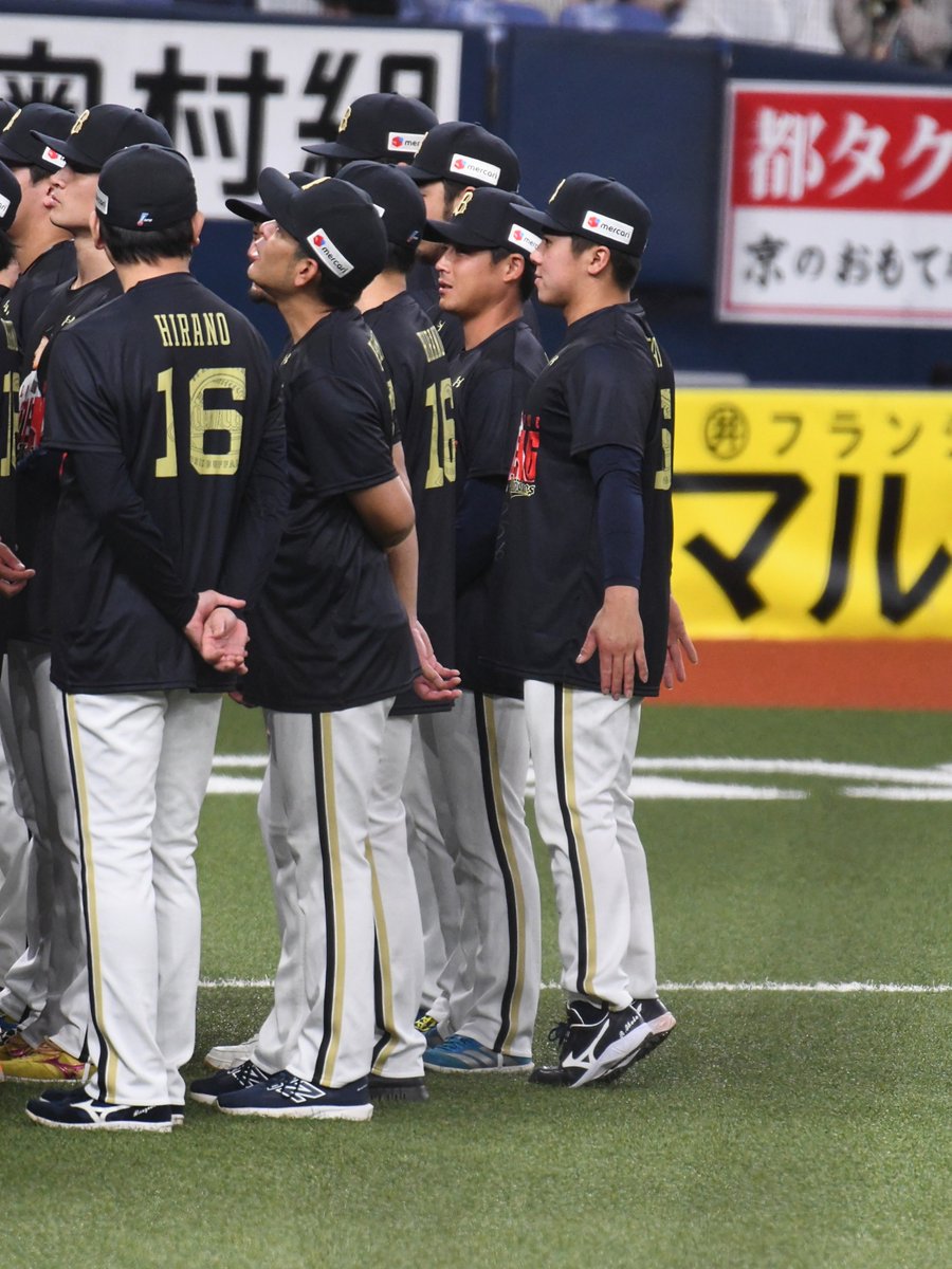 xxr__01's tweet photo. 後ろに行っちゃって写真撮影入れない池田りょまぴ、背伸びしたものの入れず、おんぶしてもらうことで無事撮影参加に成功 https://t.co/10zWHrAduT