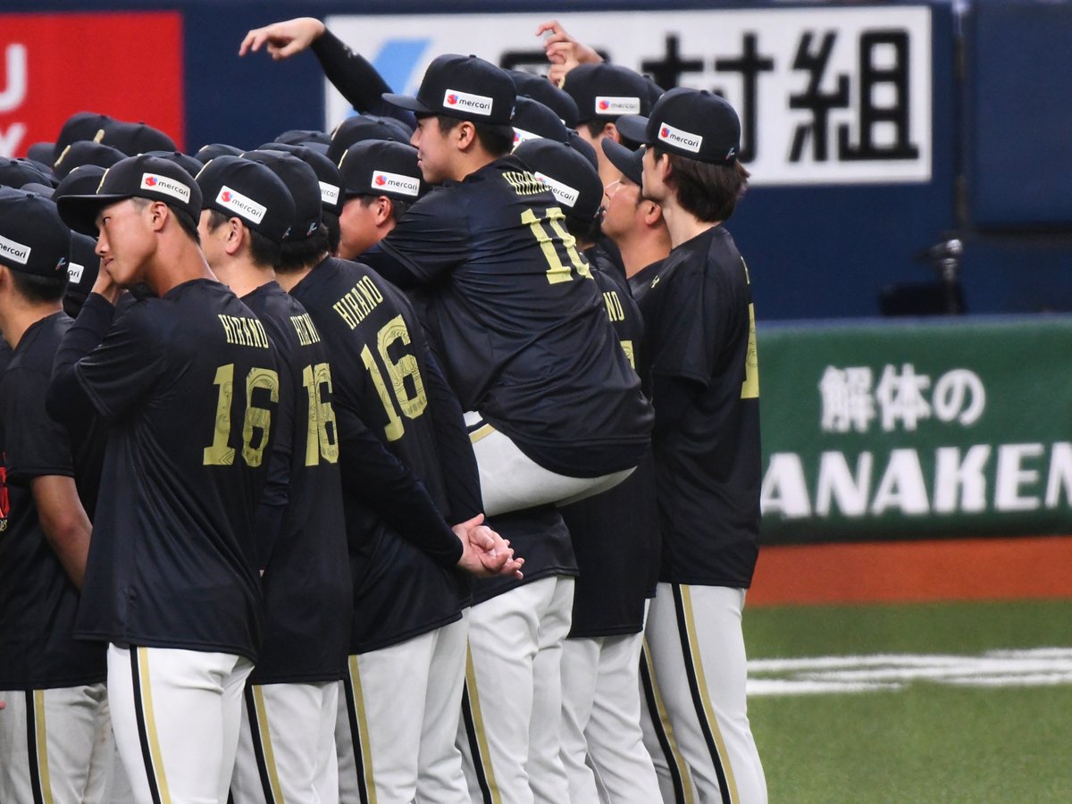 xxr__01's tweet photo. 後ろに行っちゃって写真撮影入れない池田りょまぴ、背伸びしたものの入れず、おんぶしてもらうことで無事撮影参加に成功 https://t.co/10zWHrAduT