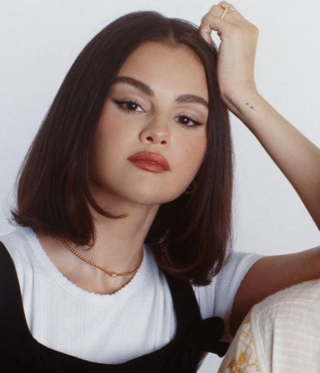 nastysg_'s tweet photo. sempre fico com uma dúvida cruel se prefiro a selena com o cabelo longo ou curto https://t.co/wjUbyIf7wA
