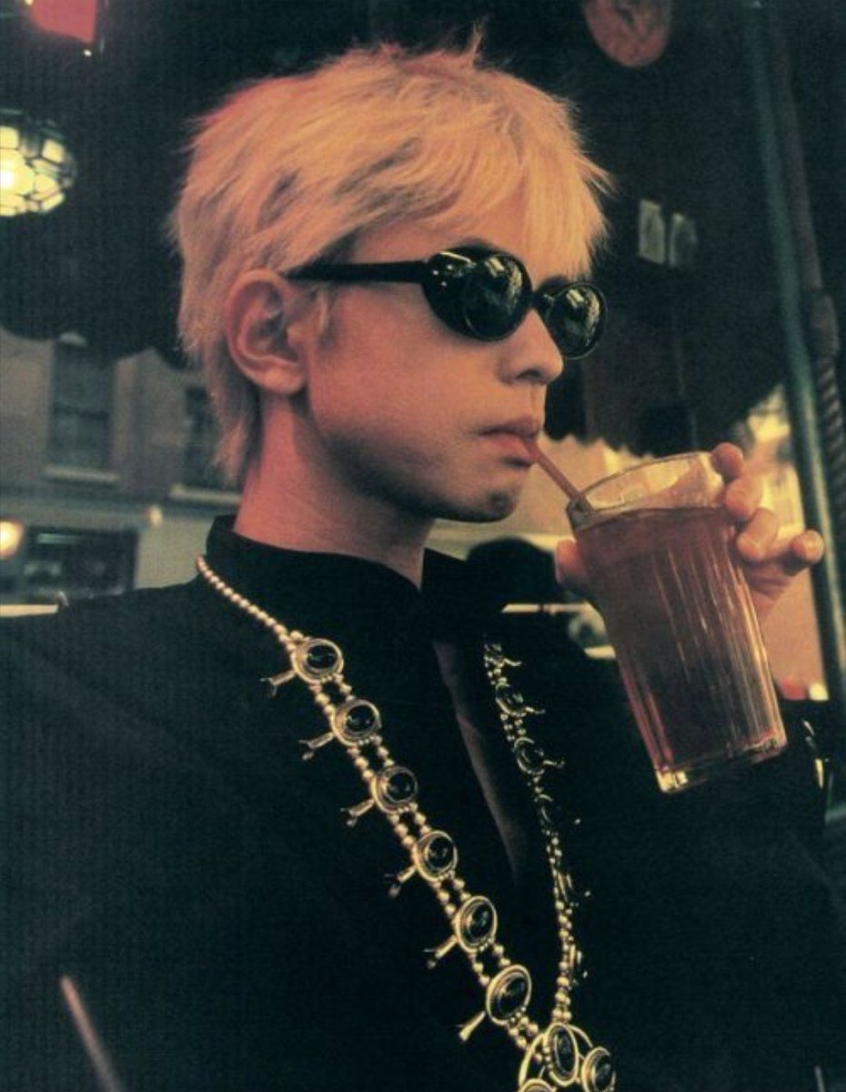 qdxqXRKUT7fBfMu's tweet photo. 確か 撮影地はニューヨーク🇺🇸1998年 Snow🥀Drop の頃ですね 金髪hydeさん💚💙

同じ頃 "ハートに火をつけろ"のLIVE かな Kenちゃんの股の間にちょこんとhydeさん💗💖

2012年 WORD🌐TOUR の🌈L'Arc〜en〜Ciel様たち💜💙 https://t.co/yCtcM27tmh