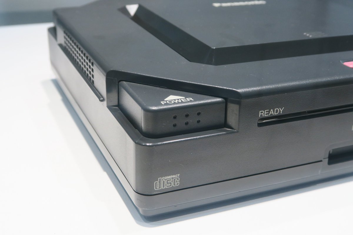 Shingi's tweet photo. ところで3DO M2（Panasonic M2）『FZ-21』、触った人から“UIの敗北”言われてるのがわかったわ……。
CDトレイオープンかと思う赤い中央ボタンはリセットだし、電源（左）とトレイオープン（右）は天面から押すのではなくCDトレイ側にスライドする、と……なんぞ!!!?
#TheTenthMosaic https://t.co/1kWNu9qkfu