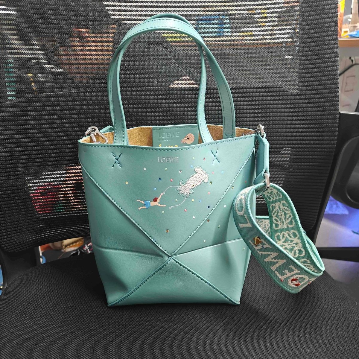 luxurfind's tweet photo. Loewe Puzzlefold Top Handle Bag 26.09.19
Auction · ends in 87h

Tap the link in our bio to view this item.

#ebaypartner https://t.co/bzitM2ICSm