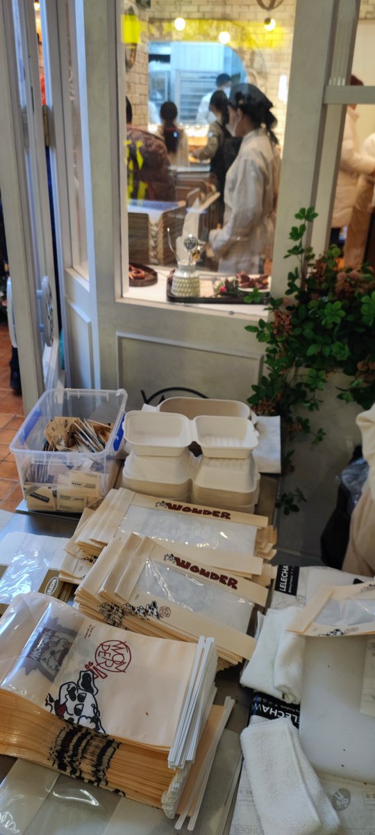 ChungHeuser's tweet photo. Hoy horneé galletas de chocolate con mis amigas, el aroma llena la casa y el sabor es divino! ， https://t.co/VfoZrZbTbD