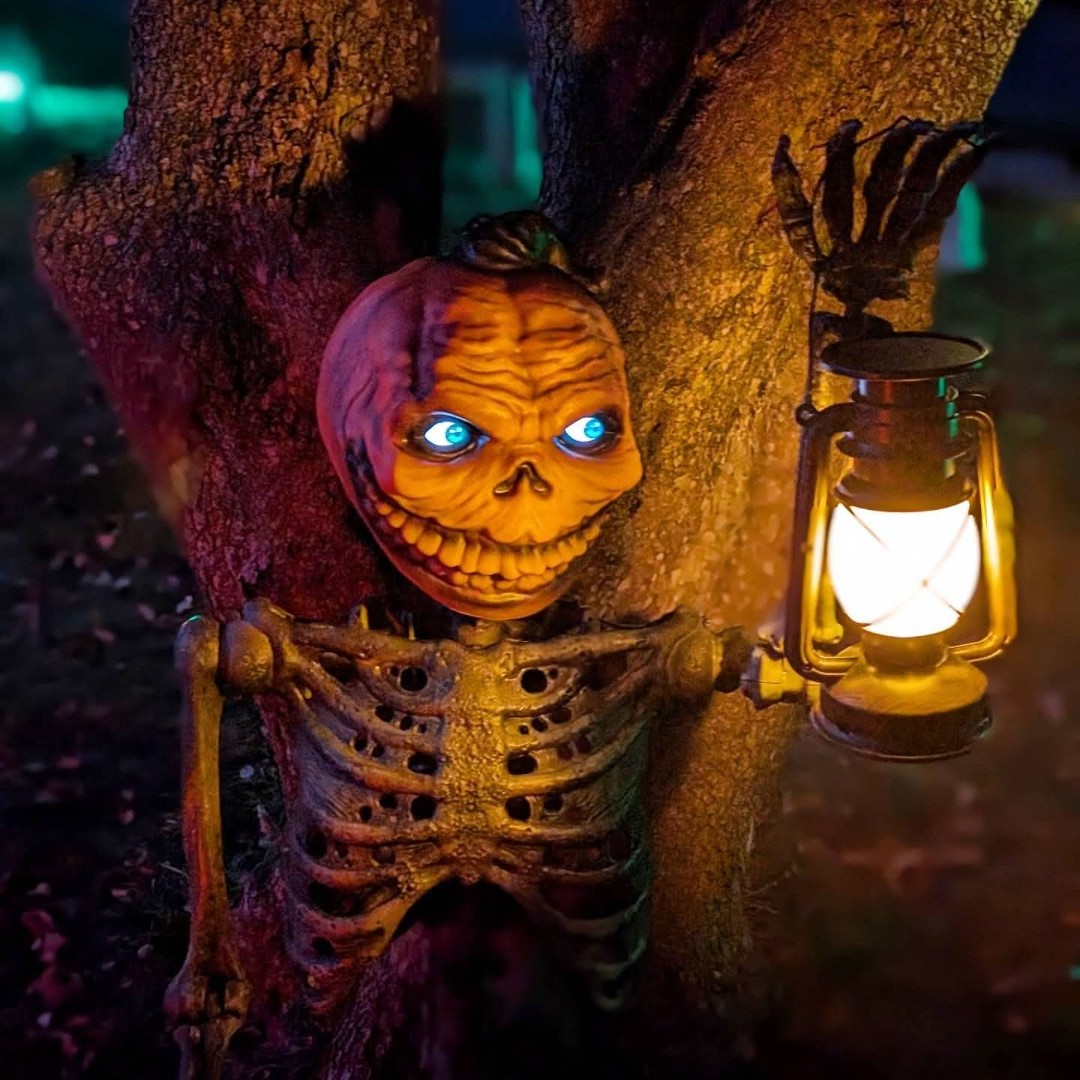LVwithLove's tweet photo. Hauntington House on Huntington Street in Bethlehem uses theatrical lighting, set design, music, fog and animatronics! Find this stop plus the growing Skeleton Crawl map at https://t.co/XRIlc0fUOL 🎃

#SkeletonCrawl #LehighValley #Halloween https://t.co/TygOFWzczh