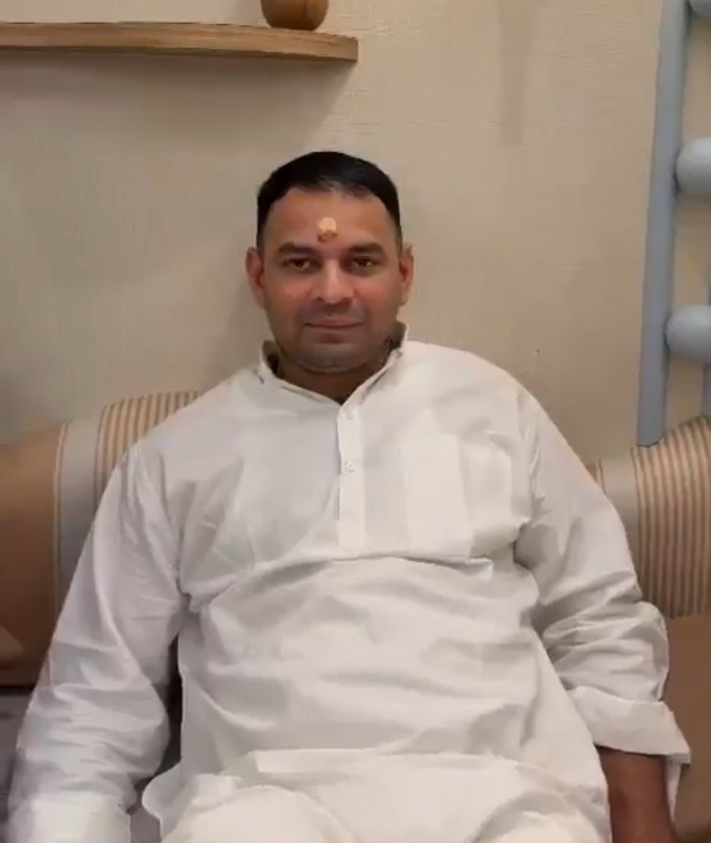 ProfNoorul's tweet photo. बड़ी ख़बर,

लालू प्रसाद यादव जी के बड़े बेटे,
तेज प्रताप यादव ने कहा:- कोई महिला सुरक्षित नहीं है बिहार में। हम खुद डर लगता है जब निकलते हैं बाहर 😭 https://t.co/TcZMXlxRbL