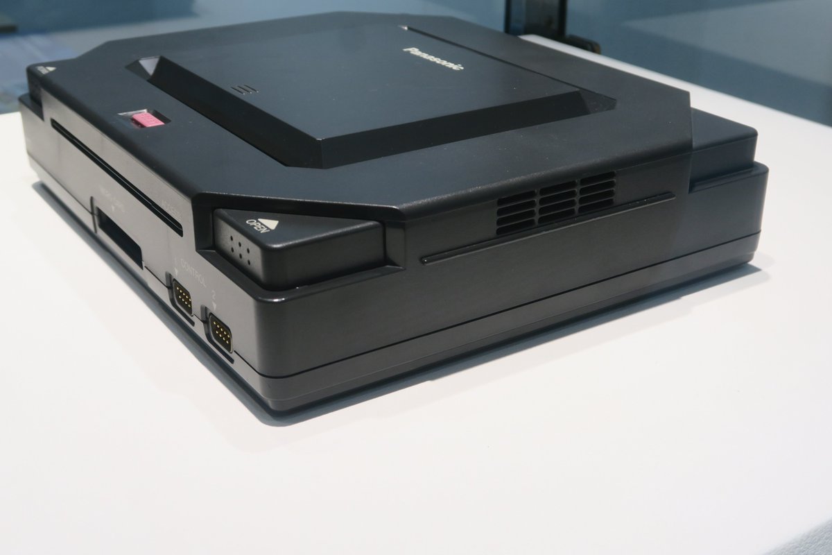 Shingi's tweet photo. ところで3DO M2（Panasonic M2）『FZ-21』、触った人から“UIの敗北”言われてるのがわかったわ……。
CDトレイオープンかと思う赤い中央ボタンはリセットだし、電源（左）とトレイオープン（右）は天面から押すのではなくCDトレイ側にスライドする、と……なんぞ!!!?
#TheTenthMosaic https://t.co/1kWNu9qkfu