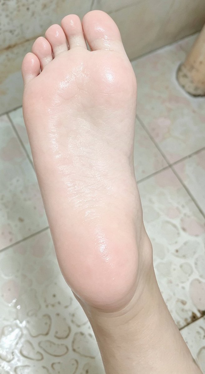 Ceciliahzrt's tweet photo. 吃月饼了吗，没吃的来浴室吃妈妈一脚🖤
 #足控 #裸足 #光脚 #足底 #女高 #iiii https://t.co/k1N9gS5Sjh