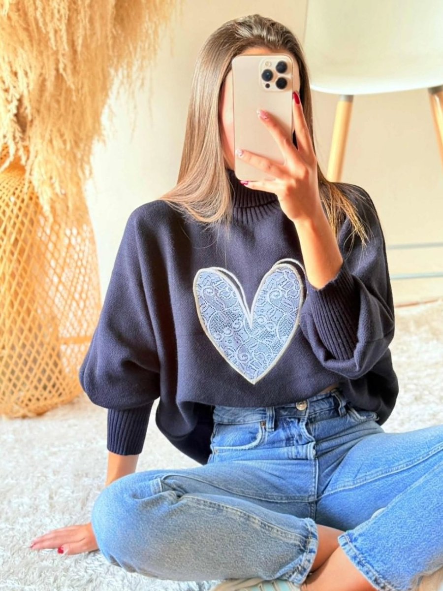 EusebioBeaorg's tweet photo. Buzo liviano tejido, con cuello polo a contraste, solapa en V y mini corazones. Diseño colombiano, cómodo y femenino, ideal para combinar con jeans, faldas o pantalones de tiro alto. Venta al por mayor y detal. Envíos nacionales. https://t.co/tqHoYIUBlz