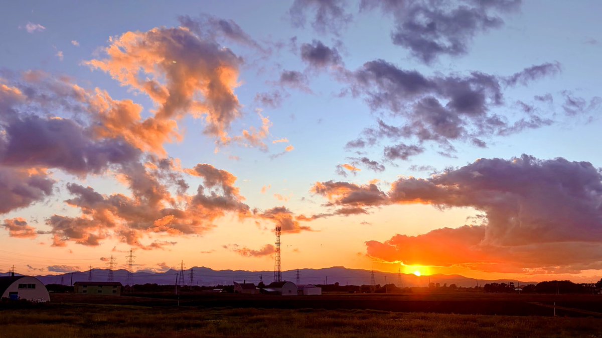 tetsuyan1722's tweet photo. 明日は彼岸明け
週末金曜日の夕暮れ。
夕陽に染まる雲と野の穂に、
季節の移ろいを感じます。
ご先祖様へ日々の感謝を忘れずに

今年の残り3ヶ月もお互いの健康と
幸せを願い元気で乗り越える事が
できますように、祈り🙏 https://t.co/USQrZ8yfod