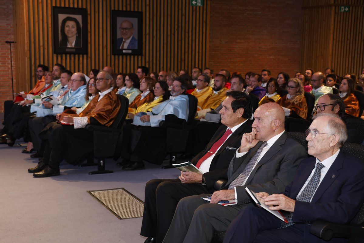 AyuntamientoVLL's tweet photo. ➡️ El alcalde, @JesusJCarnero, junto a la concejala, @Ohara911, ha asistido al Acto de Apertura del Curso Académico 2026-2027 de la Universidad Europea Miguel de Cervantes (@UEMC).

#AperturaCursoUEMC https://t.co/g7irNMgK5C