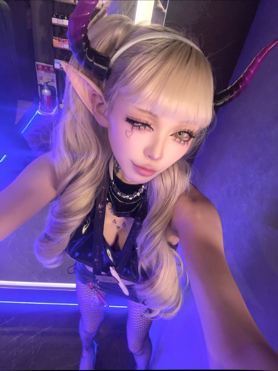midosuji_wisp's tweet photo. 降臨！！
今日は久しぶりの大ギャルバスだょん💜💜
飲み明かそ〜う😈

#中洲 #コンカフェ #福岡 #自撮り界隈 #ギャル https://t.co/JrIwvO0zsg