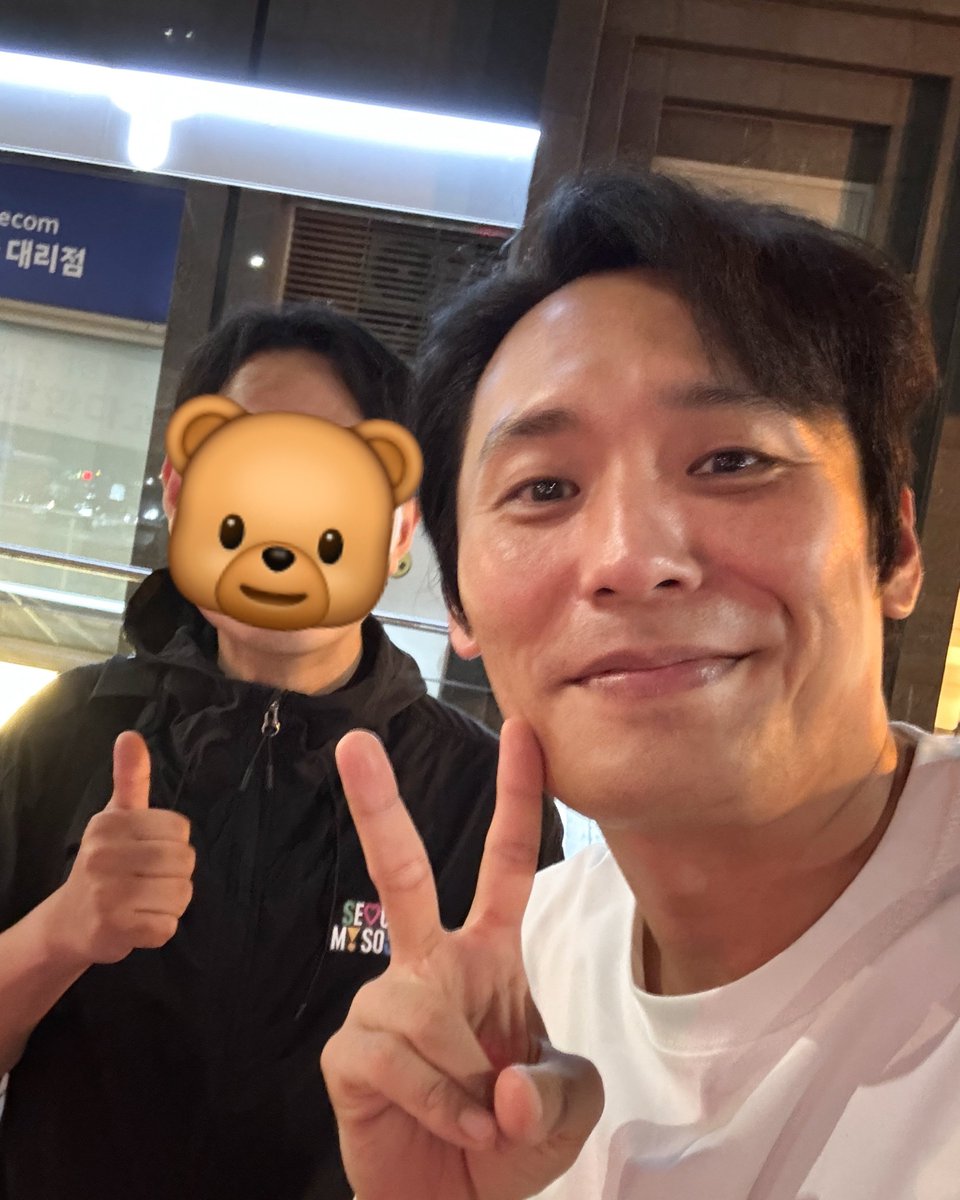 _ssapsori_'s tweet photo. 260924 신호등 대기타다가 만났대 ㅅㅂ 어케 하는건데 나도 좀 보게...ㅋㅋㅋㅋ #최대훈 https://t.co/XEo5RLvgQ7