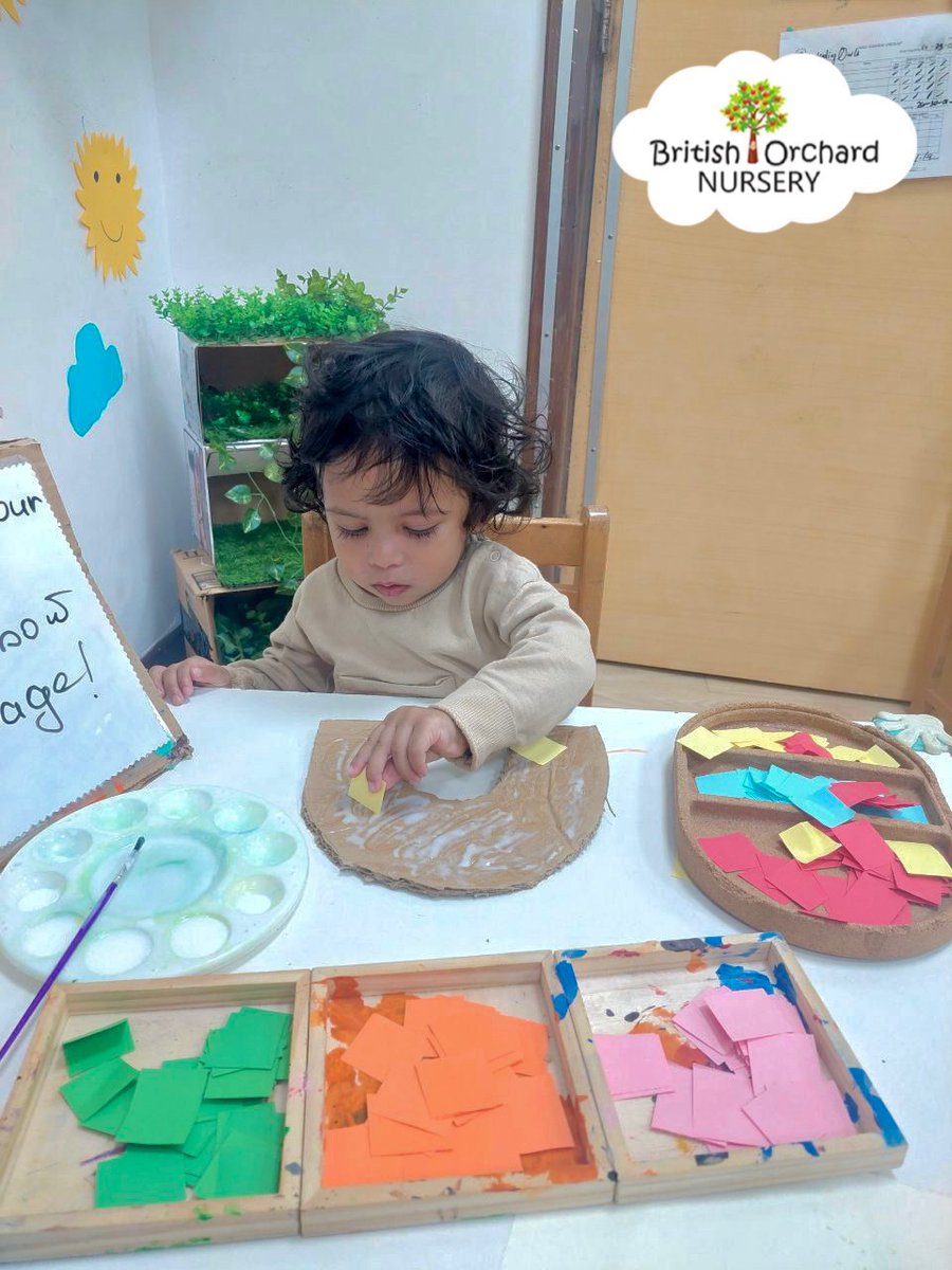 ValenciaRaymos's tweet photo. أيدٍ صغيرة وإبداع كبير! استمتع أطفالنا بنشاط هادئ وملون، استكشفوا فيه الملمس والألوان والأشكال عبر تجربة كولاج بسيطة، مما نمّى مهاراتهم الحركية الدقيقة وتركيزهم وإبداعهم من خلال اللعب والاستكشاف. https://t.co/hKsKQu8NSK