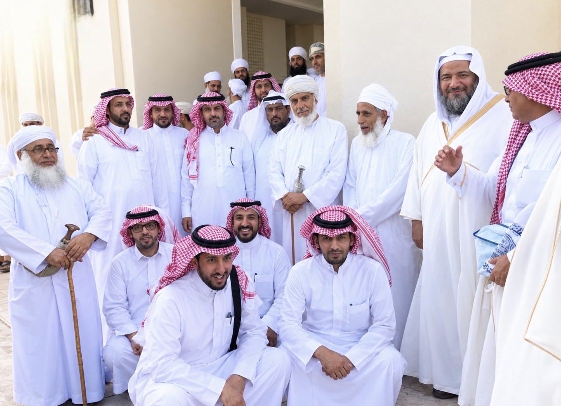 Shukaily4's tweet photo. يا يوسف، سبّك «خسيس نجس» و«تربوا على الكذب والنفاق» ما يصير دليل. هذي فضيحة أسلوب لا رد علمي.
النقطة الوحيدة الصحيحة عندك: ابن تيمية في منهاج السنة (٢/٦٣١) ذكر قصة «النزول ليلة الجمعة بشكل أمرد على حمار ومعلف بغداد» وهو يُكذّبها، وقال إنها لا تنطلي على صبي، وإنه ما رواها أحد لا بسند صحيح ولا ضعيف. إذا كان المقطع يعرض القصة وكأنها عقيدة ابن تيمية نفسه، فالتخليط هنا موجود. بس هذا ما يعطيك رخصة تشتم مذهب شعب كامل.
بعد هذي الجملة، باقي تغريدتك انهيار:
١) وجود حكاية باطلة عن بعض الحشوية ردّها ابن تيمية نفسه يعني إن التشبيه الغليظ كان يُنسب لأناس من جهتكم، وهو احتاج ينفيه. ما يعني إن الإباضية «تربوا على النفاق».
٢) ابن تيمية نفسه يثبت نزولًا حقيقيًا كل ليلة إلى السماء الدنيا على ما يليق — وهذا اللي خالفه فيه جمهور المتكلمين من أشاعرة وماتريدية وإباضية. الخلاف في النزول قديم، مو اختراع خليلي.
٣) تكفير أو تفسيق الإباضية جملةً لأن عالمًا عمانيًا استشهد بنص، هذا نفس أسلوب الفتنة اللي تشتكون منه. في عُمان السنة والإباضية في مسجد واحد. كلامك على تويتر ما يغيّر هالواقع.
٤) اللي يدافع عن دينه ما يحتاج ألفاظ مجاري. ابن تيمية نفسه كان يرد بالحجة والصفحة، مو بـ«نجس».
إذا تبي نقاش: هات نص الخليلي كاملًا، وبيّن أين قال إن ابن تيمية يعتقد القصة. غير كذا أنت ترد على مقطع بشتيمة، وهذا أضعف ما في الرد.