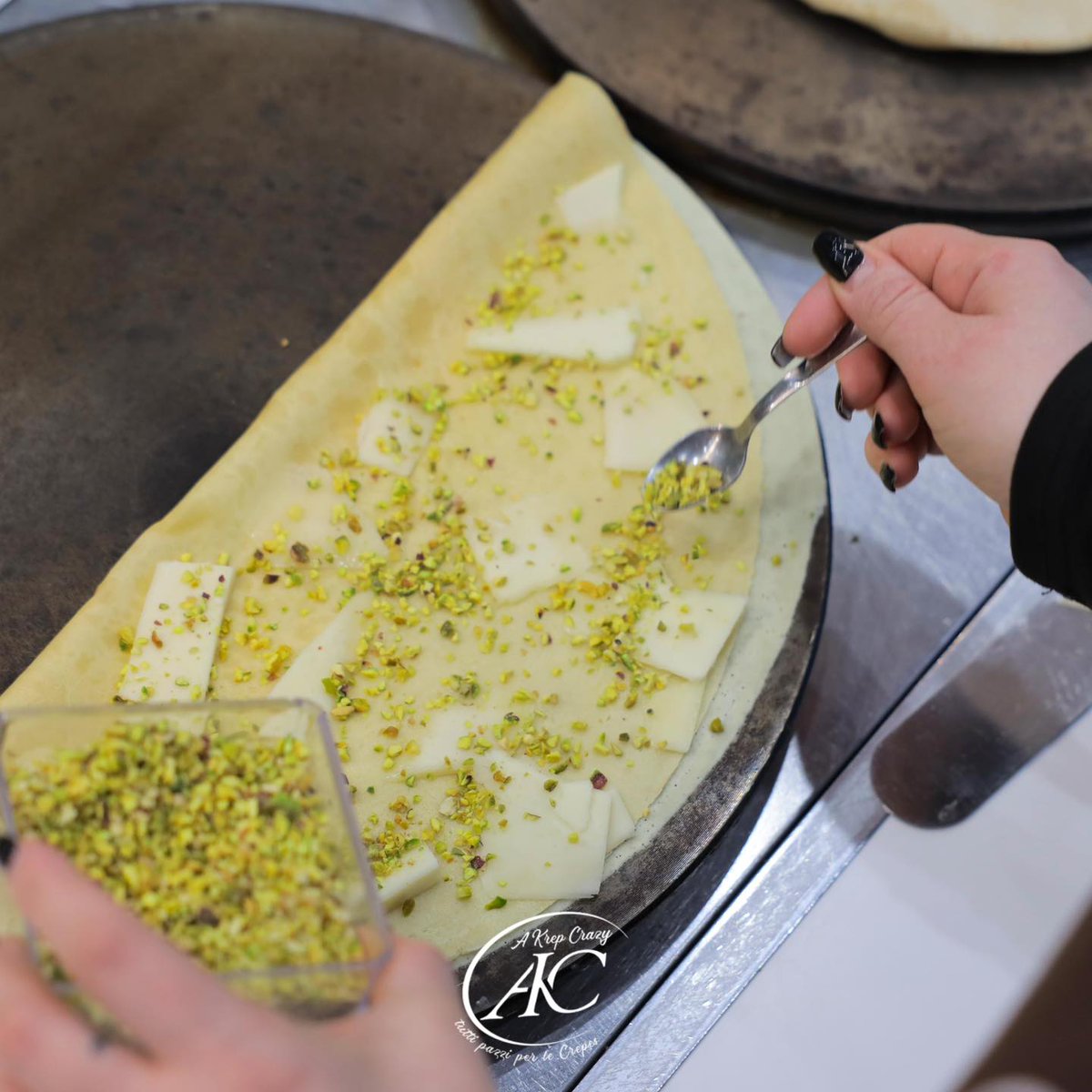 EmilMasupha's tweet photo. La vera eccellenza sta nella semplicità: scegli la tua farcitura, crea la combinazione perfetta e assapora crêpes e piadine irresistibili. Ti aspettiamo in Via Giovanni Amendola 91, Bari. 348 1732208 https://t.co/dUzYwCPRW8