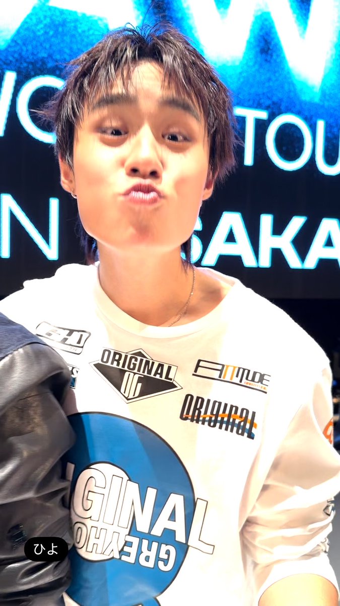 YChocotoxic's tweet photo. Nutくんハイタッチ🙌
今回２日間ともしっかり目が合ってうれしかった〜1日目しっかり笑顔くれたのに、次のHongくんに気を取られて半顔しか写ってなかった😭
メンバー大きく前にならえくらいスペースあけて並んでくれないと！笑
WilliamくんとNutくんもはや肩組みやったしな笑
#LYKNDuskAndDawnxOsaka https://t.co/v7mr2BbEAX