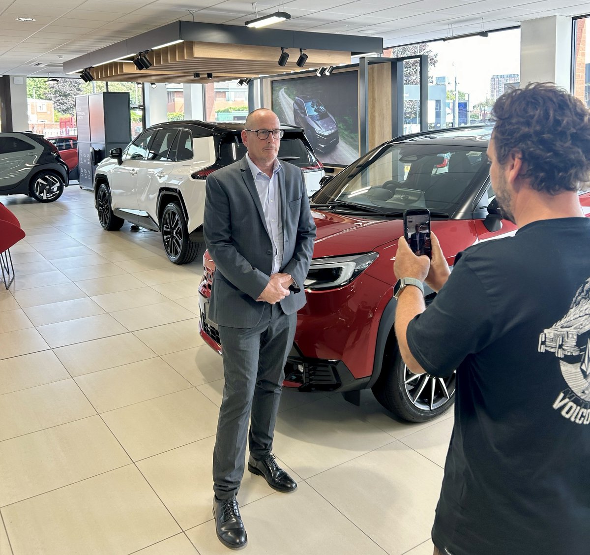KeyloopAuto's tweet photo. 🎬 This week we visited RRG Group to film a customer success story and see how Acquisition Hub and Keyloop DMS are helping create a more connected retail experience.

More coming soon 👀 

#AutomotiveRetail #DigitalRetailing https://t.co/5K24QWTlxc