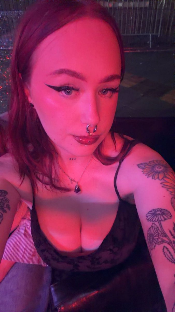 gudinnanmatild2's tweet photo. Its payday piggies 💅🏼💰🐷
You know what to do with that paycheck of yours…
#findom #paypig #findomswe #payday #goddess https://t.co/YhBO2GaYRF