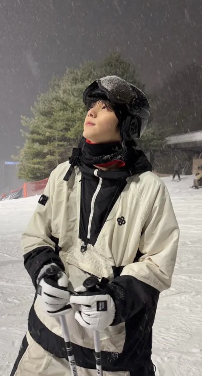 Volnamotns's tweet photo. 겨울 스키장 최수빈을 좋아함,, 너무 이뻐 ⟢﹒🐰 https://t.co/YiQhiaUxbe