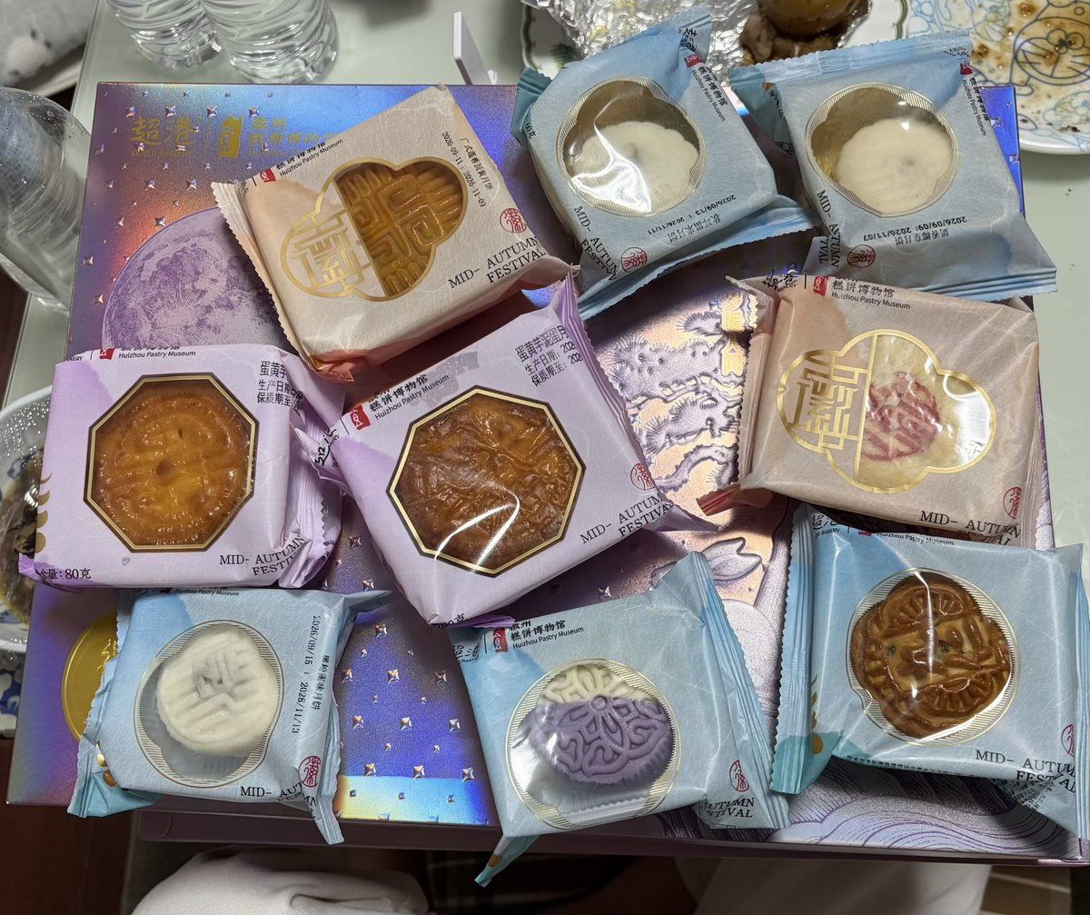 wancle1's tweet photo. 中国出張のお土産。パンダクッキーと月餅の詰め合わせ。月餅はいろんな種類があって早く食べたい！🥰
#月餅 https://t.co/BCtVPXrdvr