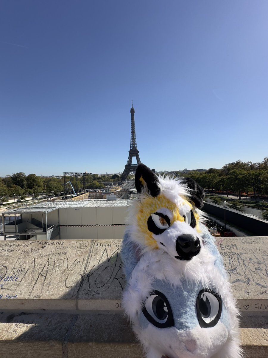 Hkslywoof's tweet photo. Paris with @Toney404 https://t.co/daNSxJRXzi